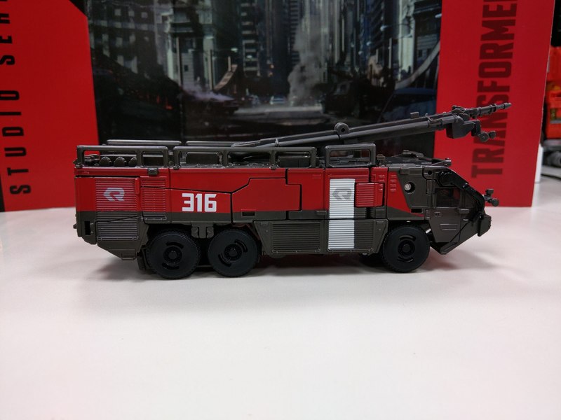 In Hand Image Of Studio Series 61 Sentinel Prime Battle Of Chicago Voyager Figure   (18 of 23)